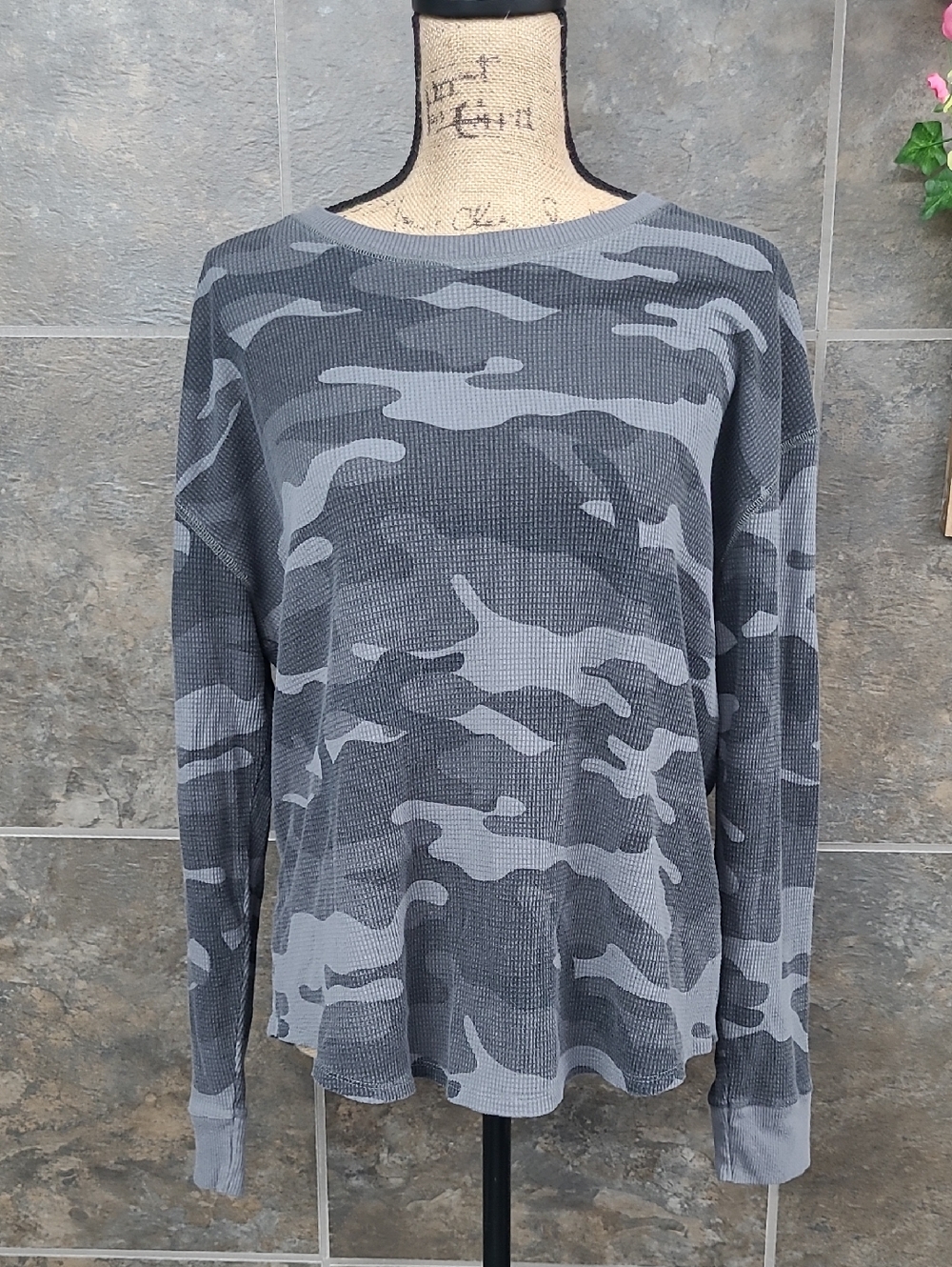 Time and Tru Women's Gray Camo Waffle Knit Top